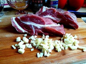 step1: 梅頭肉切開兩件 , 蒜頭去衣切粒