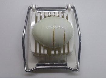 step3: 雞蛋烚好，切片備用