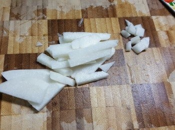 step5: 沙葛撕去皮,洗淨後切片再切條後切粒