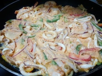 step10: 將混合好的材料全部倒入鍋中，用鍋鏟將所有材料推開壓平，中火慢慢煎3分鐘至金黄色（間中要經常搖一下餅皮，受熱均勻
）