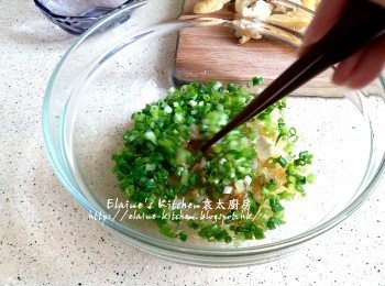step21: 熄火放入大碗內加入蔥粒拌勻成薑蔥蓉醬