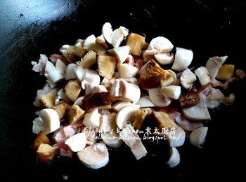 step5: 將煙肉放入鑊中爆香 , 加入白磨菇粒及冬菇粒 , 贊少許酒炒至軟身