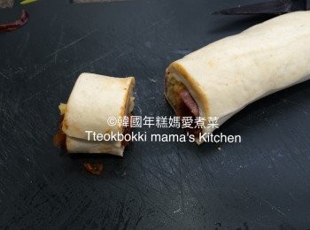step9: 然後一條可切大約十件，不要切太薄因為焗的過程中酥皮卷會增厚變大同埋没有那麼高身。