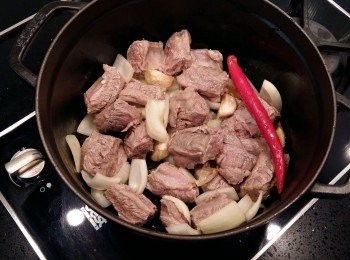 step5: 將汆燙過的牛腩下鍋炒至表面焦香狀。