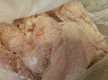 step1: 先將<a href="https://bit.ly/3zHU5V3" target="_blank" data-keyword="雞翼" class="guide-link"><strong>雞翼</strong></a> <span style="display:inline-block;vertical-align:middle;margin-top:-3px;color:initial;border-radius:3px;padding:2px 3px;font-size:12px;line-height:14px;background:#87d300;color:#fff;">即買</span> 一開二, 再加入<span class="group_2">醃料</span>醃半小時以上。臨炸時撲上生粉。