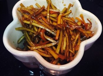 step4: 吃時從雪櫃取出，加入麻油及已烘香的白芝麻，拌匀即成。