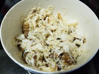 step4: 將蟹肉用少少雞粉，黃酒，胡椒粉入味