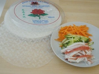 step1: 將青瓜，紅蘿蔔切幼條，蟹柳分成幼條