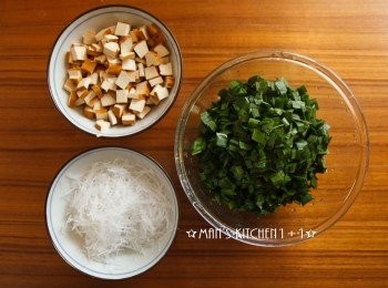 step3: 再來準備內餡的部份，將冬粉泡軟後剪成小段、豆乾切成小塊、韭菜切成小段備用。