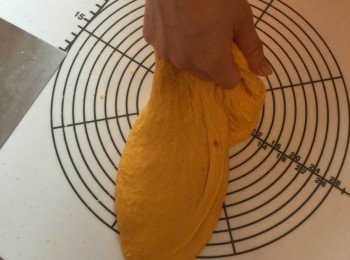 step2: 一開始麵團會很濕，用刮刀幫助令麵團成型。搓至成同且少許光滑，可加入牛油繼續搓。撻會令到麵團更快産生麵筋且無咁痴手。