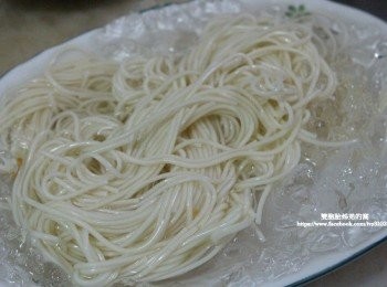 step6: 煮好的麵放進滿滿的冰塊盤子裡冰鎮，大約5分鐘，冰鎮越久麵條越涼爽。