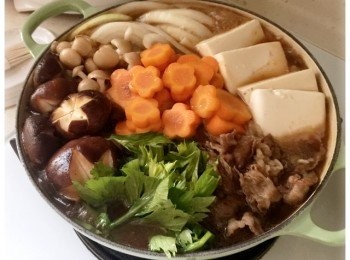 step5: 小火煮7-8分鐘後，加入芹菜，多煮一分鐘，關蓋焗一會便完成。enjoy!