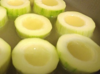 step2: 將節瓜脯放入煮食鍋內加一半上湯一半水剛剛遮蓋節瓜就可以了,盍蓋煮到節瓜熟透攞起備用。