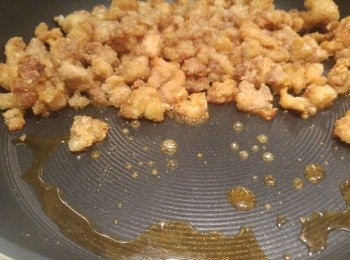 step3: 將<span class="group_3">蜜糖醬</span>攪混後用平底鑊預熱, 之後將雞軟骨回鑊。(蜜糖甜度可以自己決定, 最緊要每粒雞軟骨都有<span class="group_3">蜜糖醬</span>。)