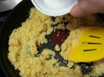 step7: 分2-3次加入糖順一方向攪至杰身濃稠成綠豆蓉,盛出候涼