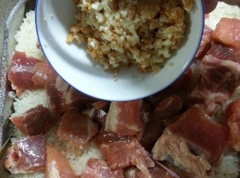 step7: 將炸蒜料平均舖上,再蒸10分鐘