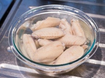 step4: 撈起<a href="https://bit.ly/3zHU5V3" target="_blank" data-keyword="雞翼" class="guide-link"><strong>雞翼</strong></a> <span style="display:inline-block;vertical-align:middle;margin-top:-3px;color:initial;border-radius:3px;padding:2px 3px;font-size:12px;line-height:14px;background:#87d300;color:#fff;">即買</span> 浸到冰水中備用。