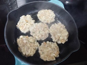 step3: 平底落鑊油預熱，將材料搓成球形下鑊，再用鑊剷輕力按揙;
先煎金黃一邊，再反轉煎另一邊