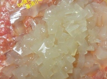 step1: 豬肉手切成细粒狀或免治豬肉都可以，加入薑汁，鼓油，雞粉，蠔油，胡椒粉，酒，生粉，水拌匀至水給豬肉吸收。