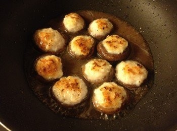 step6: 下獻汁煮至稠身, 先盛起冬菇