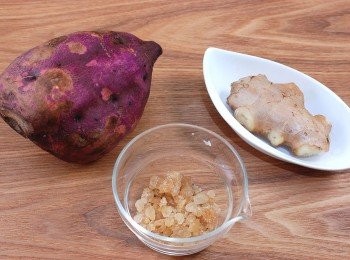 step1: 準備所有材料。地瓜及薑片先切塊，薑片使用菜刀拍碎。