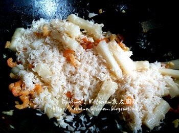 step9: 加入白米拌勻炒數分鐘後 , 將材料放入飯煲內