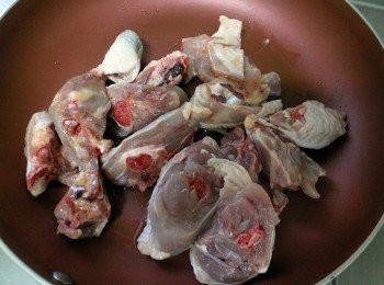 step2: 起鍋下少許香油將雞腿皮朝下煎至出油