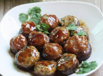 step6: 把蒜剁成蒜蓉，熱油鍋爆香蒜蓉，加入蔥、醬油、鹽、生粉和半碗水煮成濃汁，再把蒸好的香菇放入盤子中，淋上湯汁。完成~