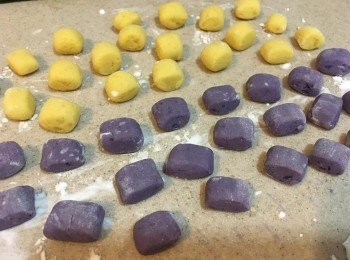 step5: 如果想形狀靚D可以輕搓角邊，灑些太白粉防止互相黏住