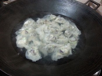step7: 用熱水煮熟，一定慢慢煮到熟透，就可以用二片芝士片，加清雞湯慢慢煮，就完成