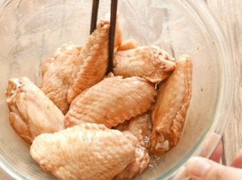 step3: 加入蝦醬、生抽、米酒、糖和辣椒粉拌勻，以保鮮紙包好，放入雪櫃醃 2 小時以上。