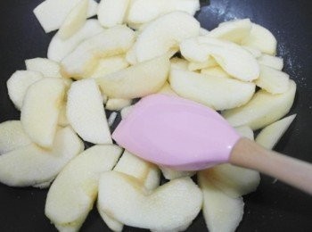 step2: 將兩顆蘋果去皮去芯切成片狀、 然後放在鍋中加入一大匙的砂糖拌炒^^