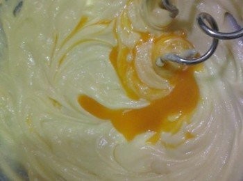 step2: 再分次加入蛋黃拌勻