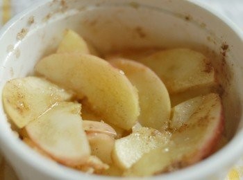 step2: 然後將兩湯匙紅糖，粟粉及肉桂粉與蘋果拌勻