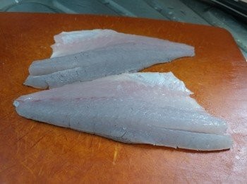 step2: 沿肉的邊緣切多處切約2mm的小坑紋，  有助減輕煎魚時魚肉收縮變形。  在魚肉兩面下少許鹽醃10分鐘