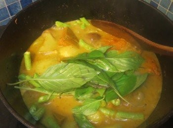 step15: － 下檸檬葉、羅勒葉和椰汁煮1分鐘
－ 先下一大匙魚露試味，再按自己口味加魚露和糖
－ 下大蝦拌勻即成