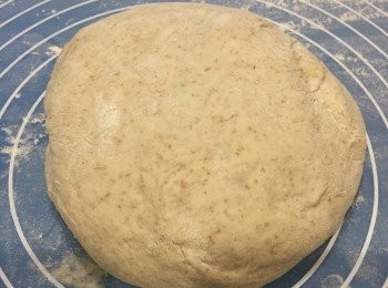 step1: 先將所有材料放進麵包機用大概1小時製作麵糰，然後取出。
