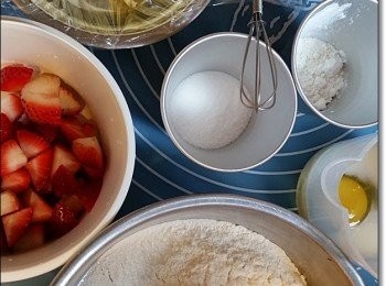 step3: 加入牛油攪拌，再加入牛奶及蛋