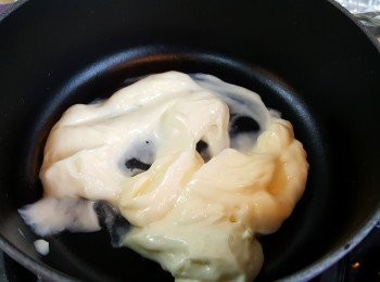 step4: 將調味料拌勻後，放入熱鍋內煮開。