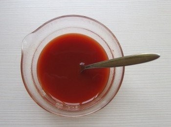 step4: 將糖及米醋和蕃茄醬全部混合好備用(糖醋醬汁)。亦可使用少許烏醋,味道更香。