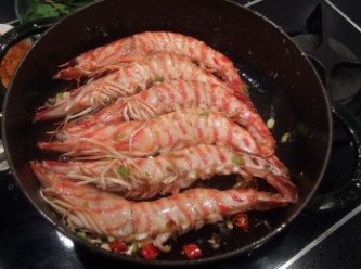 step7: 過程中需隨時拌炒,讓明蝦的鮮甜封鎖住。