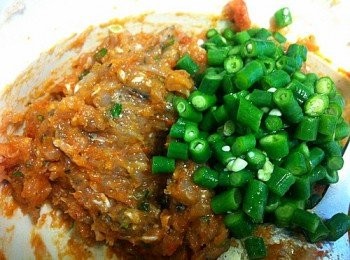 step2: 鯪魚肉加入豆角粒、檸檬葉、紅咖哩醬、魚露及糖拌勻。