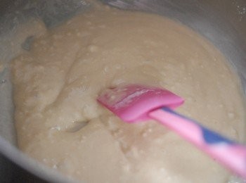 step3: 將混合液加入麵粉內，用膠刮不停攪拌至徹底混合（不要用電動打蛋器，不要過份攪拌）