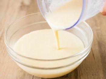 step4: 把蕃薯蒸好後，趁熱與熱牛奶一併放入攪拌機，攪拌成幼滑蕃薯醬汁備用。