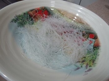 step2: 將已浸軟及剪碎的粉絲放在深碟中 (小許便, 要剪碎點 )