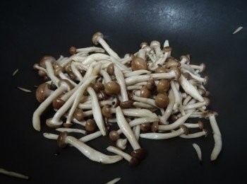 step3: 本菇1包, 用易潔鑊白鑊慢火輕炒,　再加小許鹽炒至軟身, 撈起隔水備用．