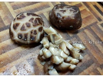 step3: 冬菇用熱水浸軟後切碎