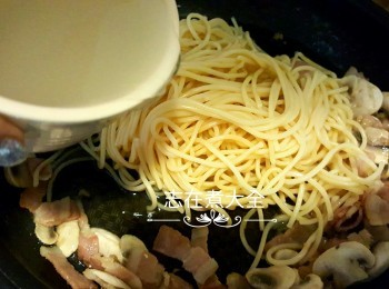 step4: 加入意粉及適量意粉水至意粉炒開