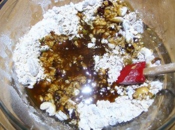 step8: 加入稍冷卻的奶油蜂蜜醬汁。