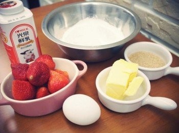 step1: 一一將材料備齊!!新鮮草莓以及光泉鮮乳^^
